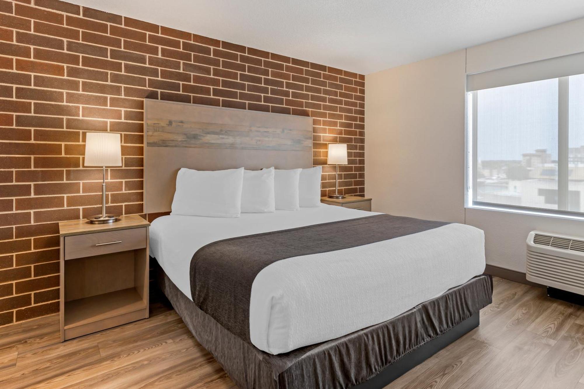 Western Executive Residency & Cedar Falls Hotel 3*