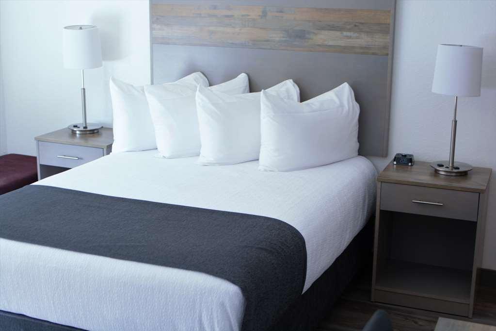 Western Executive Residency & Cedar Falls Hotel