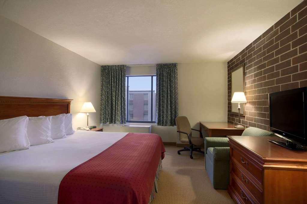 Hotel Western Executive Residency & Cedar Falls Waterloo