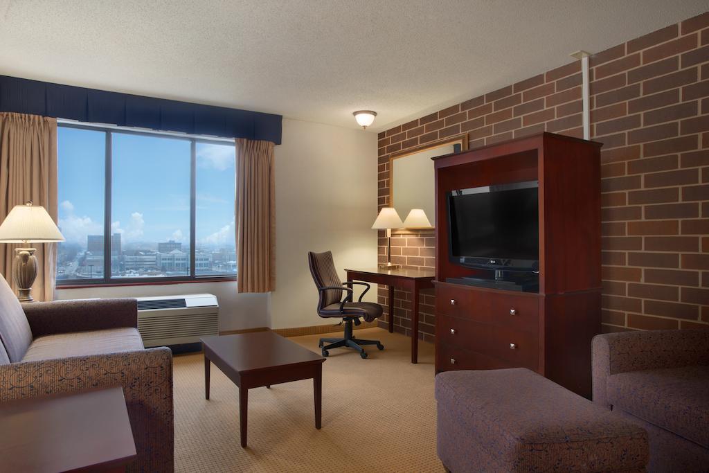 Western Executive Residency & Cedar Falls Hotel 3*