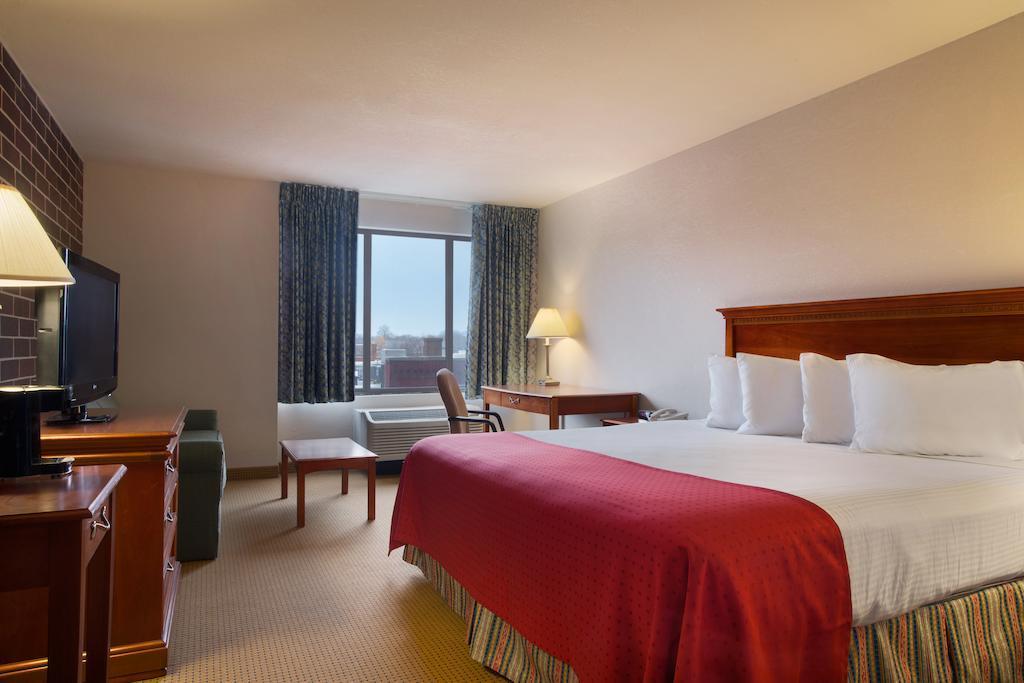 Western Executive Residency & Cedar Falls 3*