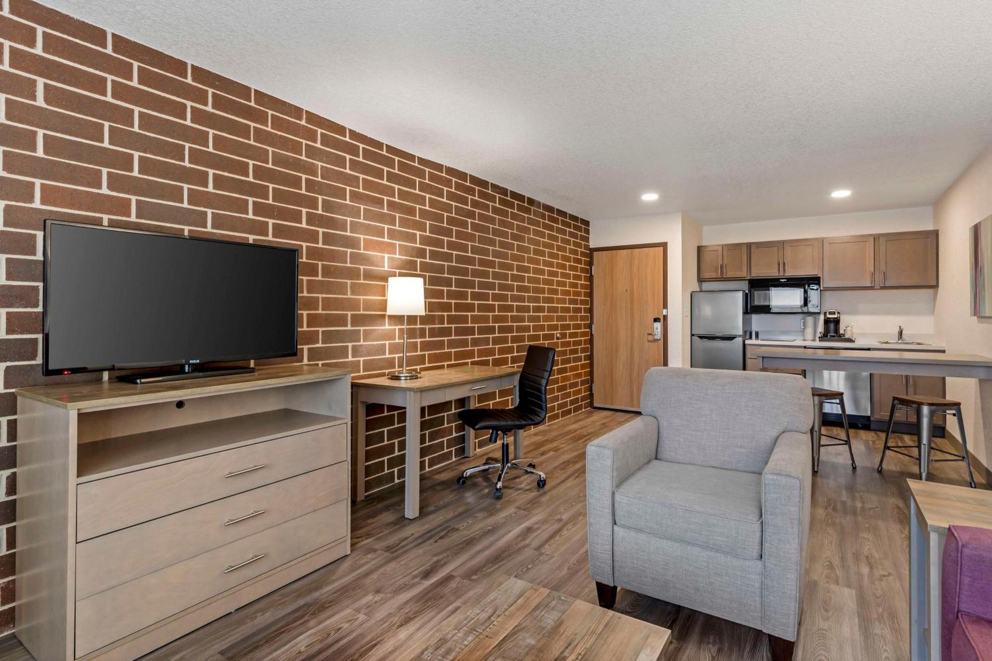 Hotel Western Executive Residency & Cedar Falls 3*