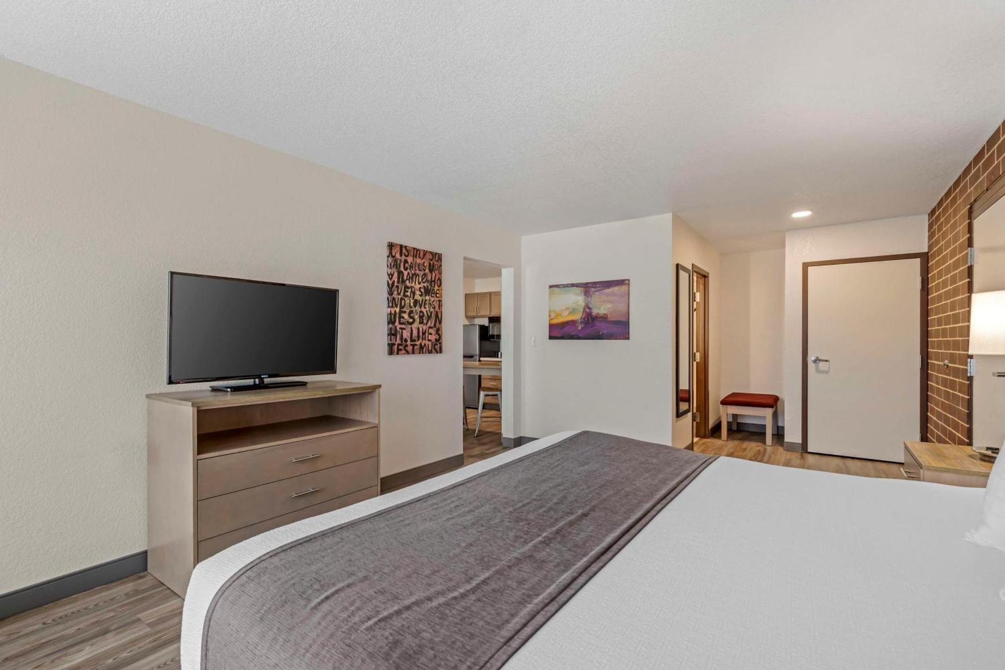 Western Executive Residency & Cedar Falls Hotel