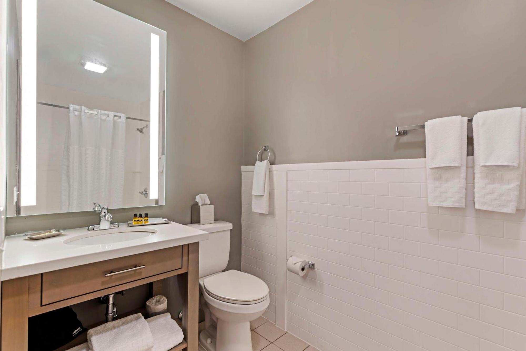 Hotel Western Executive Residency & Cedar Falls Waterloo