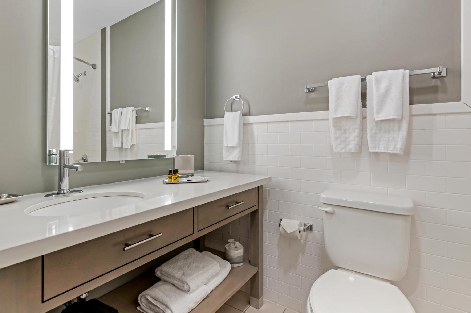 Hotel Western Executive Residency & Cedar Falls 3*