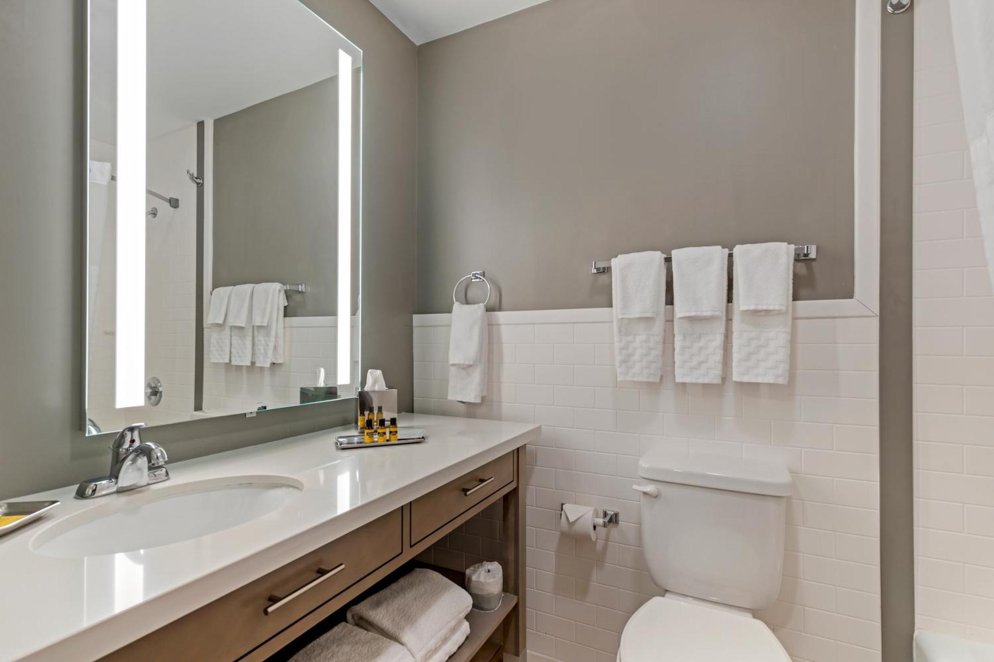 Hotel Western Executive Residency & Cedar Falls Waterloo