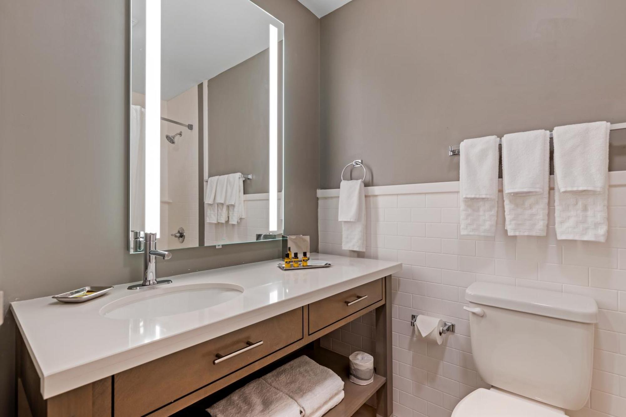 Western Executive Residency & Cedar Falls 3*