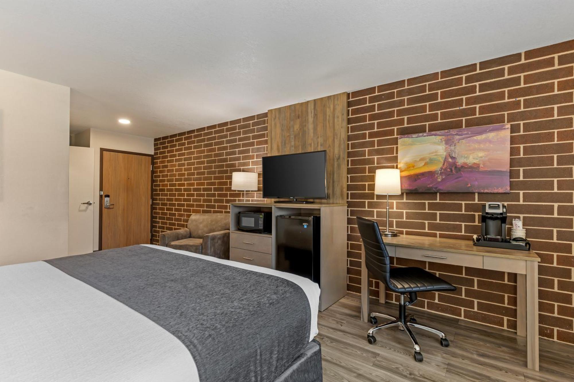 Hotel Western Executive Residency & Cedar Falls